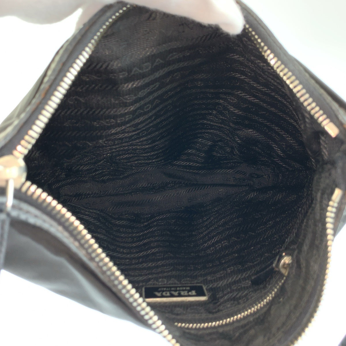 25271
PRADA プラダ テスート 三角ロゴプレート ブラック 黒 シルバー金具 ナイロン / レザー ショルダーバッグ ポシェット レディース AB28