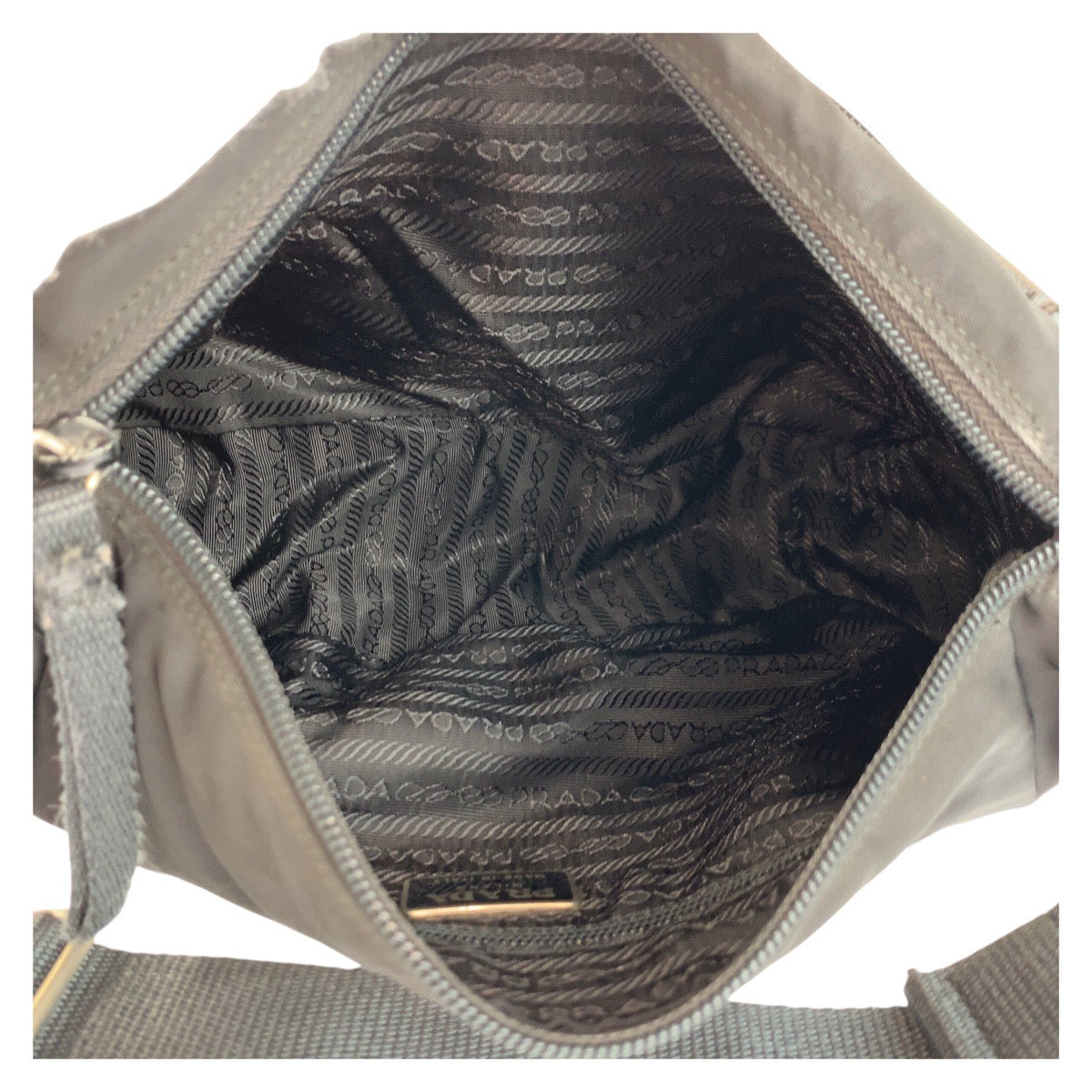 25280
PRADA プラダ テスート 三角ロゴプレート ブラック 黒 シルバー金具 ナイロン ショルダーバッグ ポシェット レディース AB28