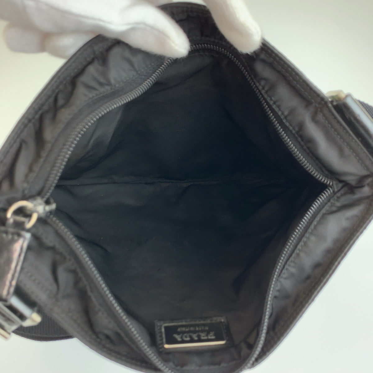 25314
PRADA プラダ テスート 三角ロゴプレート ブラック 黒 シルバー金具 ナイロン ショルダーバッグ ポシェット レディース AB35