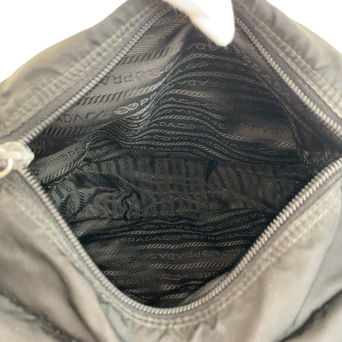 25321
PRADA プラダ テスート 三角ロゴプレート ブラック 黒 シルバー金具 ナイロン ショルダーバッグ メッセンジャーバッグ レディース AB37