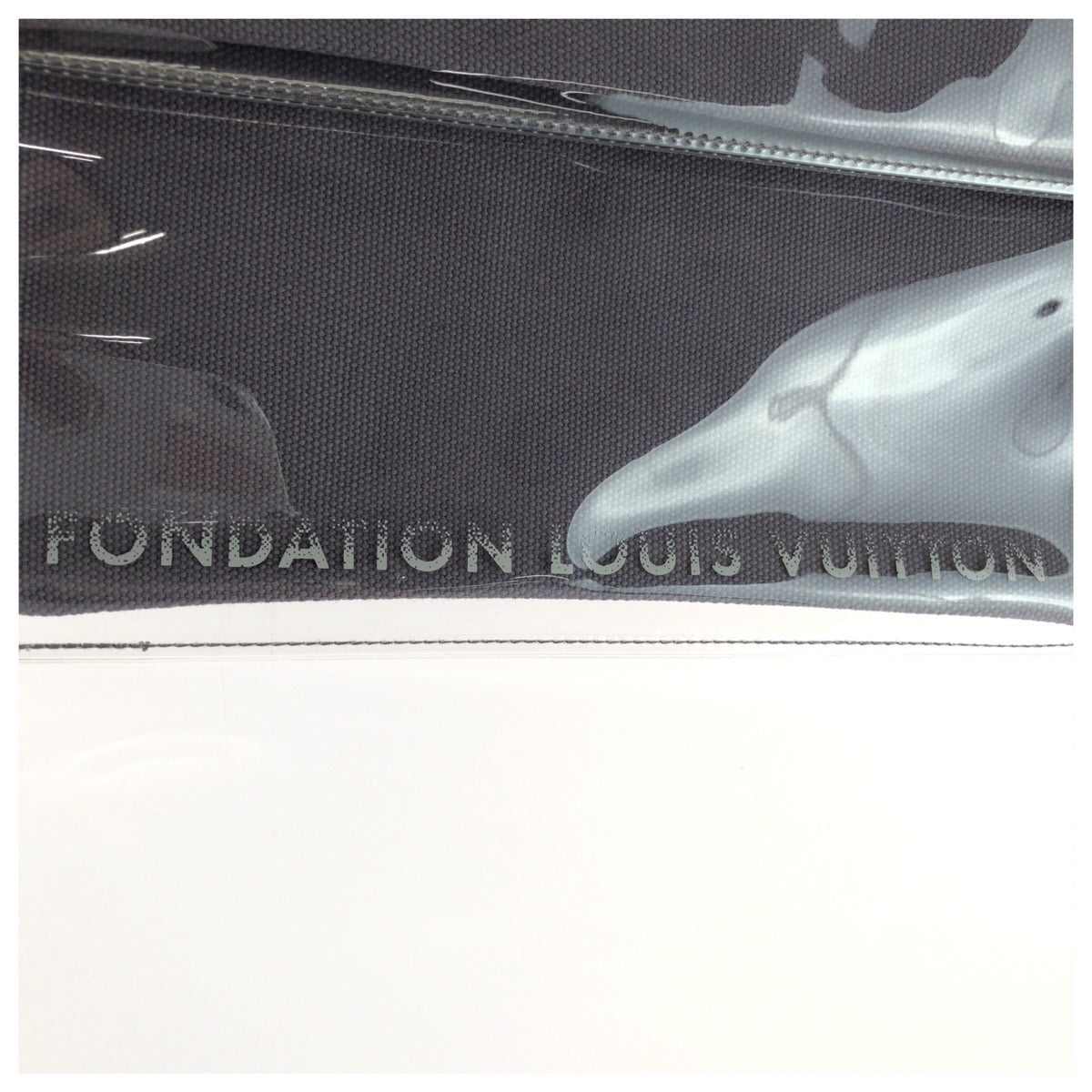 25388
LOUIS VUITTON ルイヴィトン フォンダシオン パリ 限定 グレー ナイロン / キャンバス クラッチバッグ ポーチ 男女兼用 メンズ A7