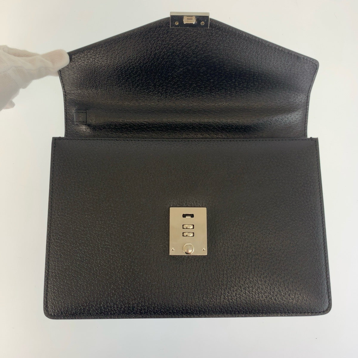 25392
Salvatore Ferragamo サルヴァトーレフェラガモ ブラック 黒 シルバー金具 レザー EO-24 5535 クラッチバッグ セカンドバッグ メンズ A23