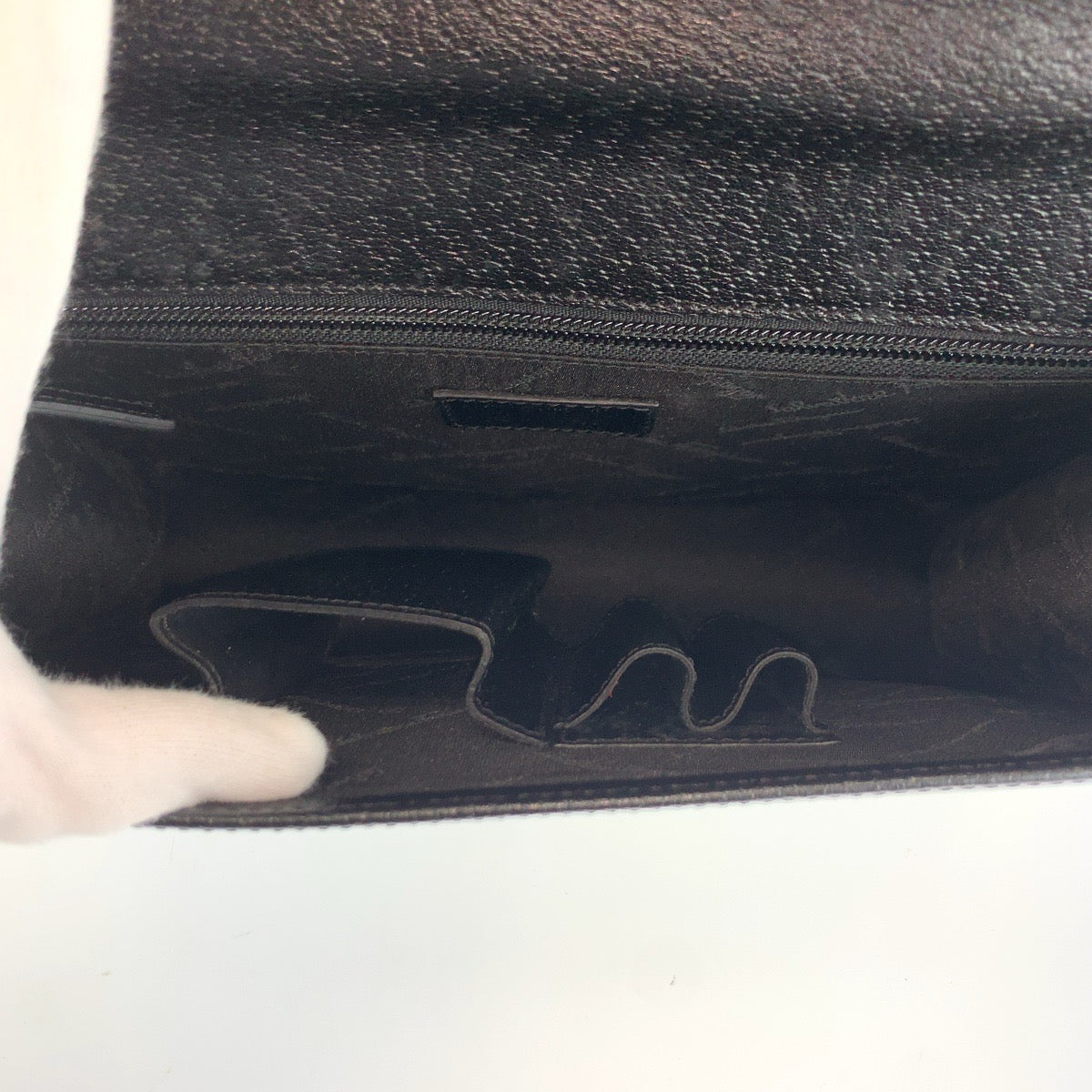 25392
Salvatore Ferragamo サルヴァトーレフェラガモ ブラック 黒 シルバー金具 レザー EO-24 5535 クラッチバッグ セカンドバッグ メンズ A23