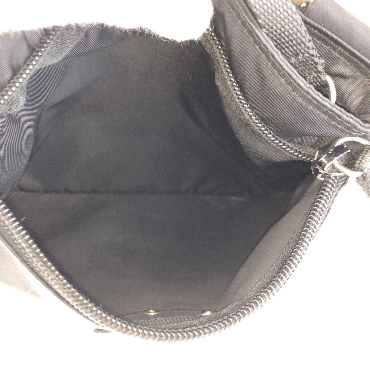 25465
PRADA プラダ テスート 三角ロゴプレート ブラック 黒 シルバー金具 ナイロン ショルダーバッグ ポシェット レディース ABP28