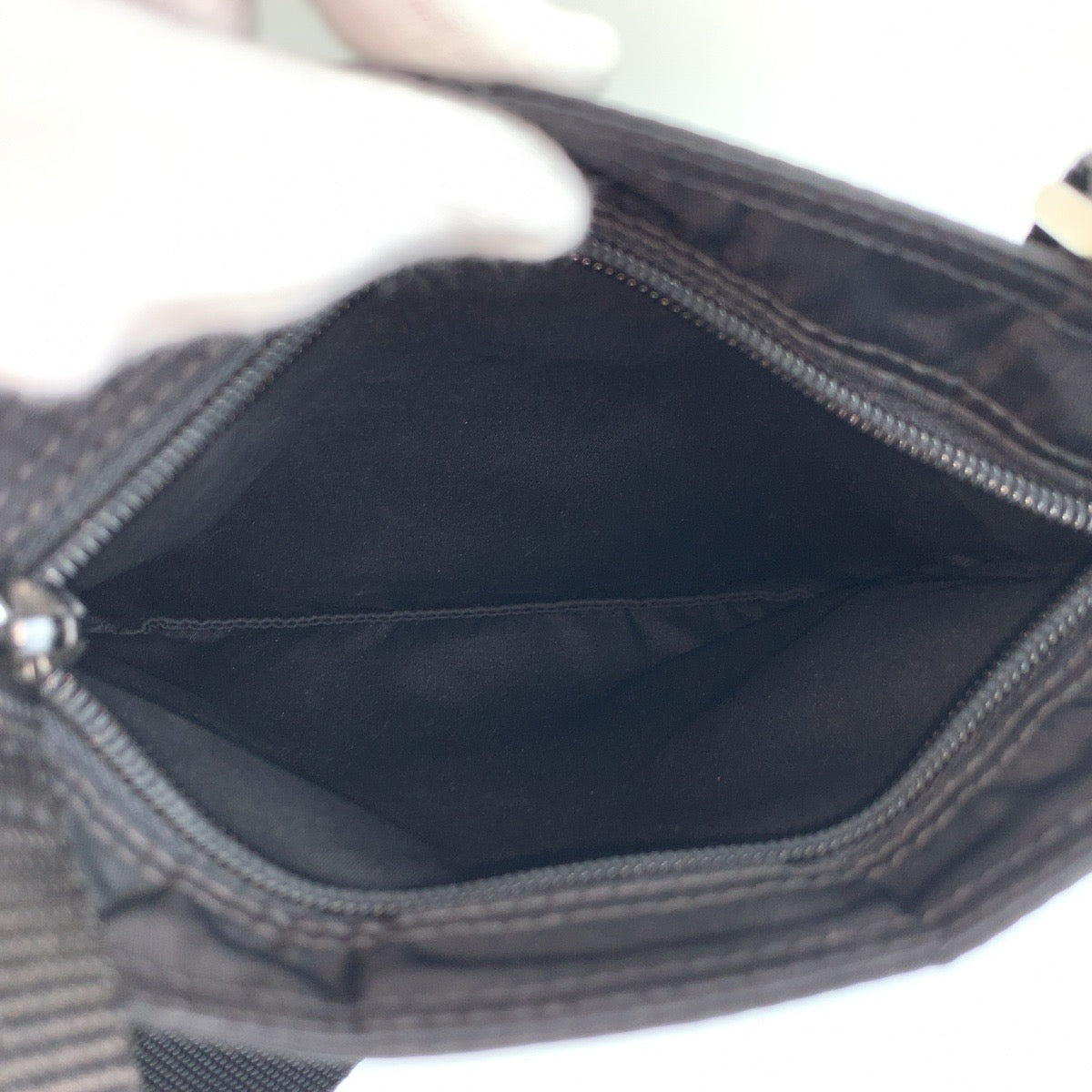 25466
PRADA プラダ テスート 三角ロゴプレート ブラック 黒 シルバー金具 ナイロン ショルダーバッグ ポシェット レディース A44