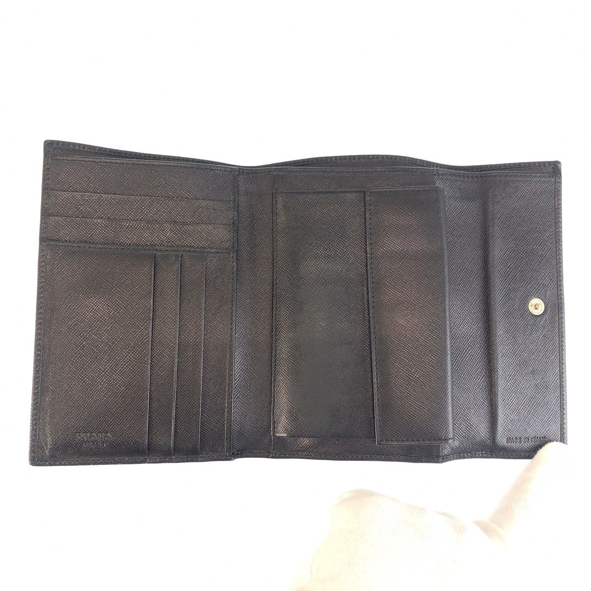 25516
PRADA プラダ 三角ロゴプレート サフィアーノ ブラック 黒 シルバー金具 レザー 折り財布 コンパクトウォレット レディース ABP16
