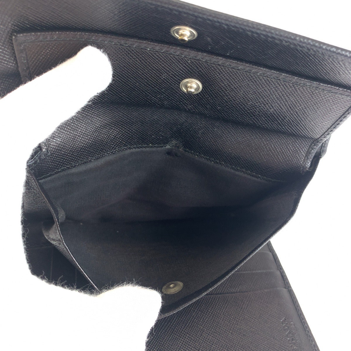 25516
PRADA プラダ 三角ロゴプレート サフィアーノ ブラック 黒 シルバー金具 レザー 折り財布 コンパクトウォレット レディース ABP16