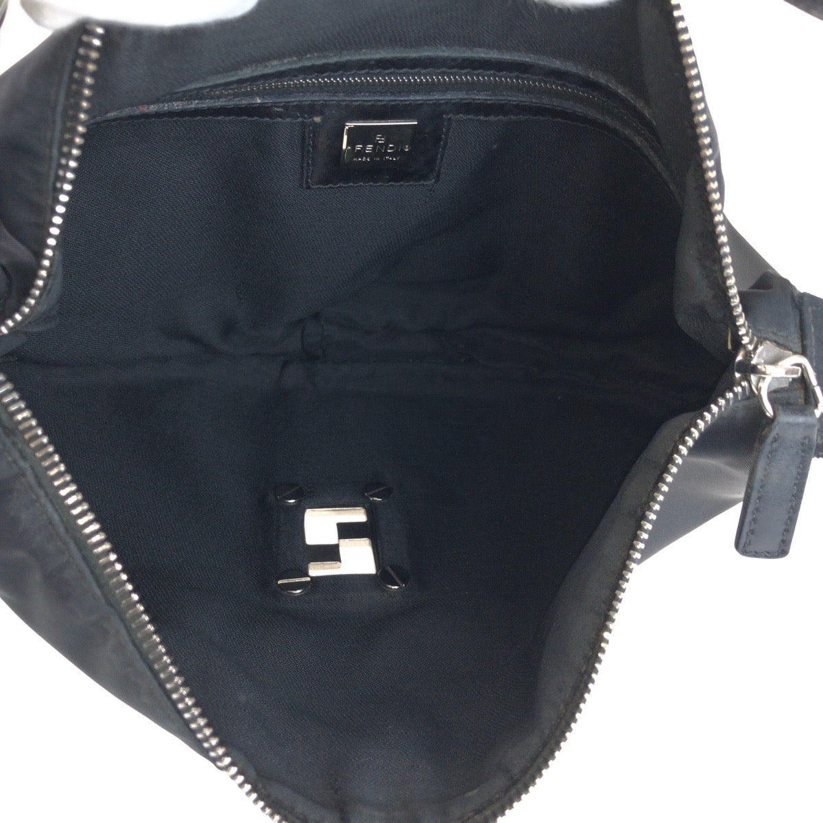 25522
FENDI フェンディ ズッカ ブラック 黒 シルバー金具 ナイロン / レザー ショルダーバッグ ハンドバッグ レディース B16