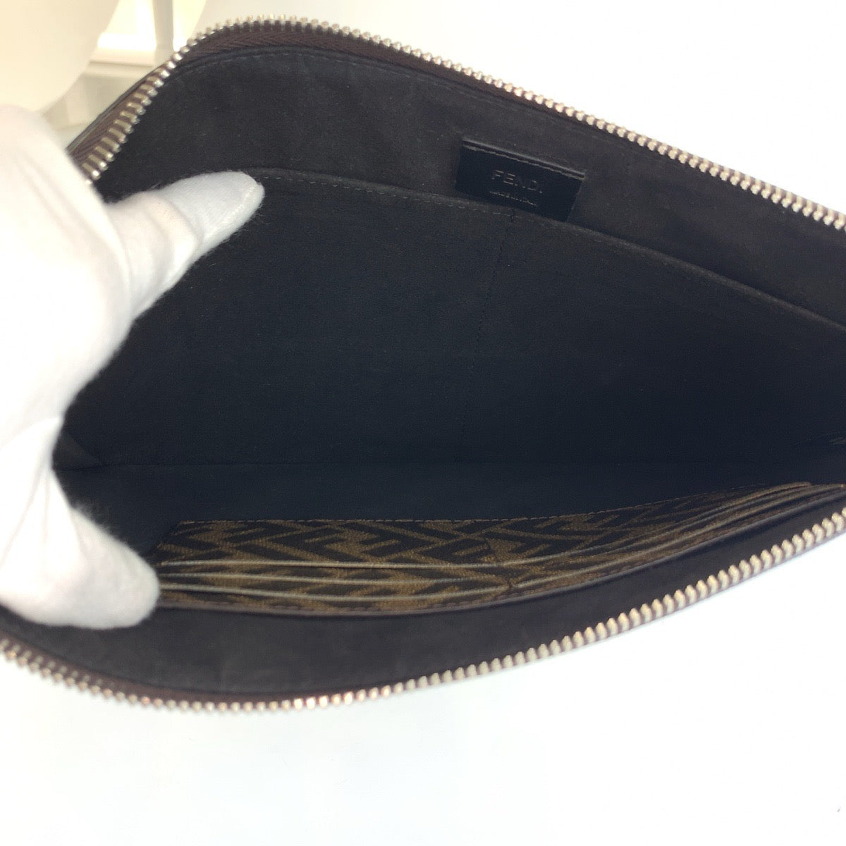 25568
FENDI フェンディ ズッカ フラットスリムクラッチ ブラウン イエロー PVC 7N0126 クラッチバッグ セカンドバッグ メンズ A49