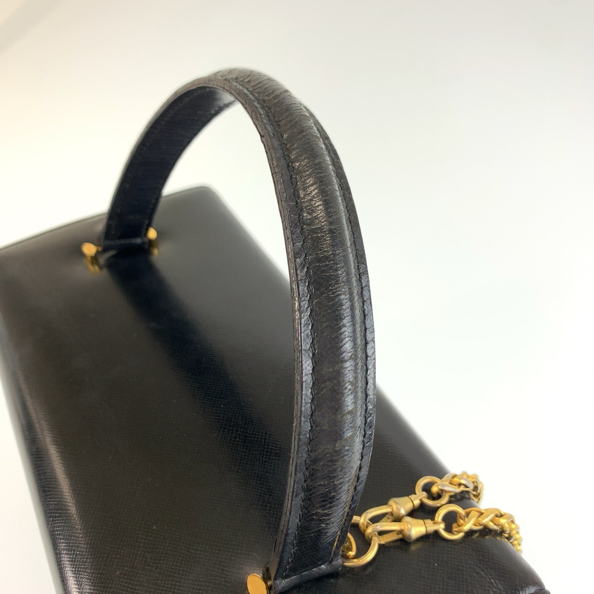 25650
VERSACE ヴェルサーチ サンバースト ブラック 黒 ゴールド金具 パテントレザー ハンドバッグ バニティバッグ レディース ABP35