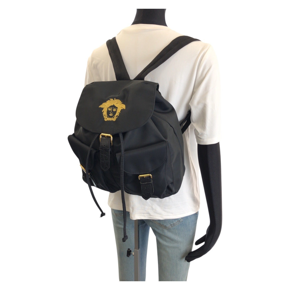 25651
VERSACE ヴェルサーチ ヴィンテージ メデューサ ブラック 黒 ゴールド金具 ナイロン リュックサック バックパック レディース A37