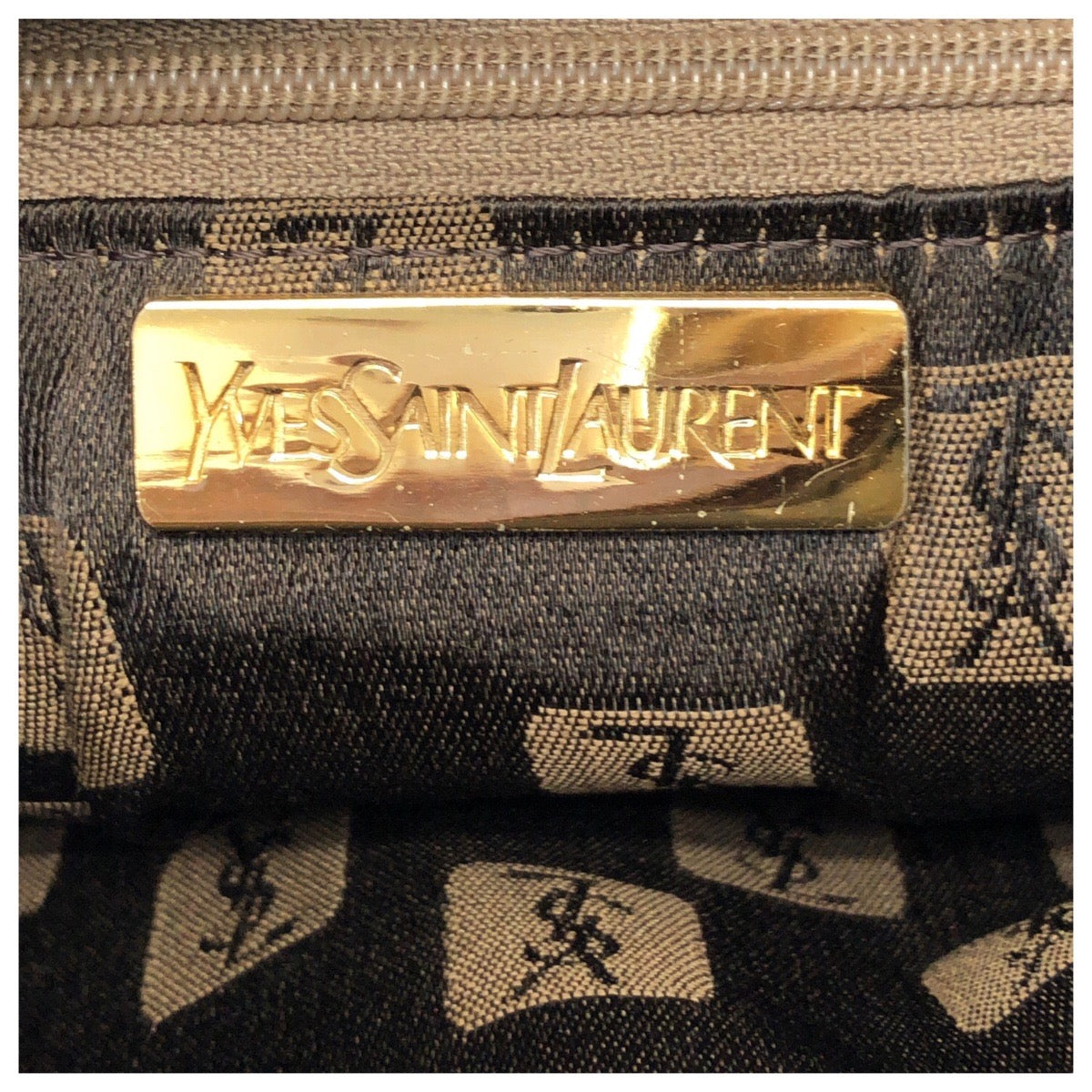 25682
YVES SAINT LAURENT イヴ サンローラン ヴィンテージ ホイップステッチ 型押し ブラウン ゴールド金具 レザー ショルダーバッグ レディース AB28