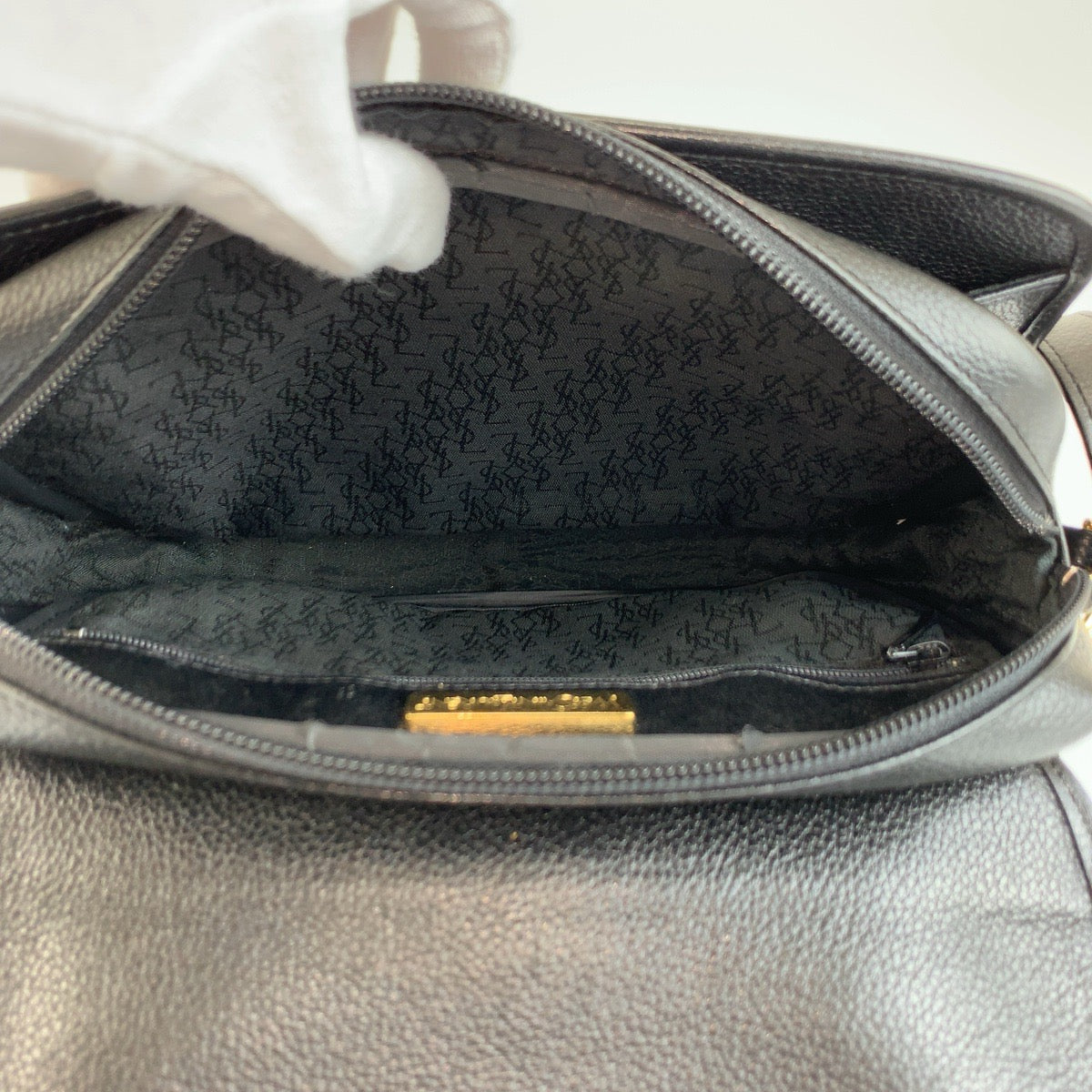 25687
YVES SAINT LAURENT イヴ サンローラン ヴィンテージ YSL ブラック 黒 ゴールド金具 レザー ショルダーバッグ ポシェット レディース ABP35