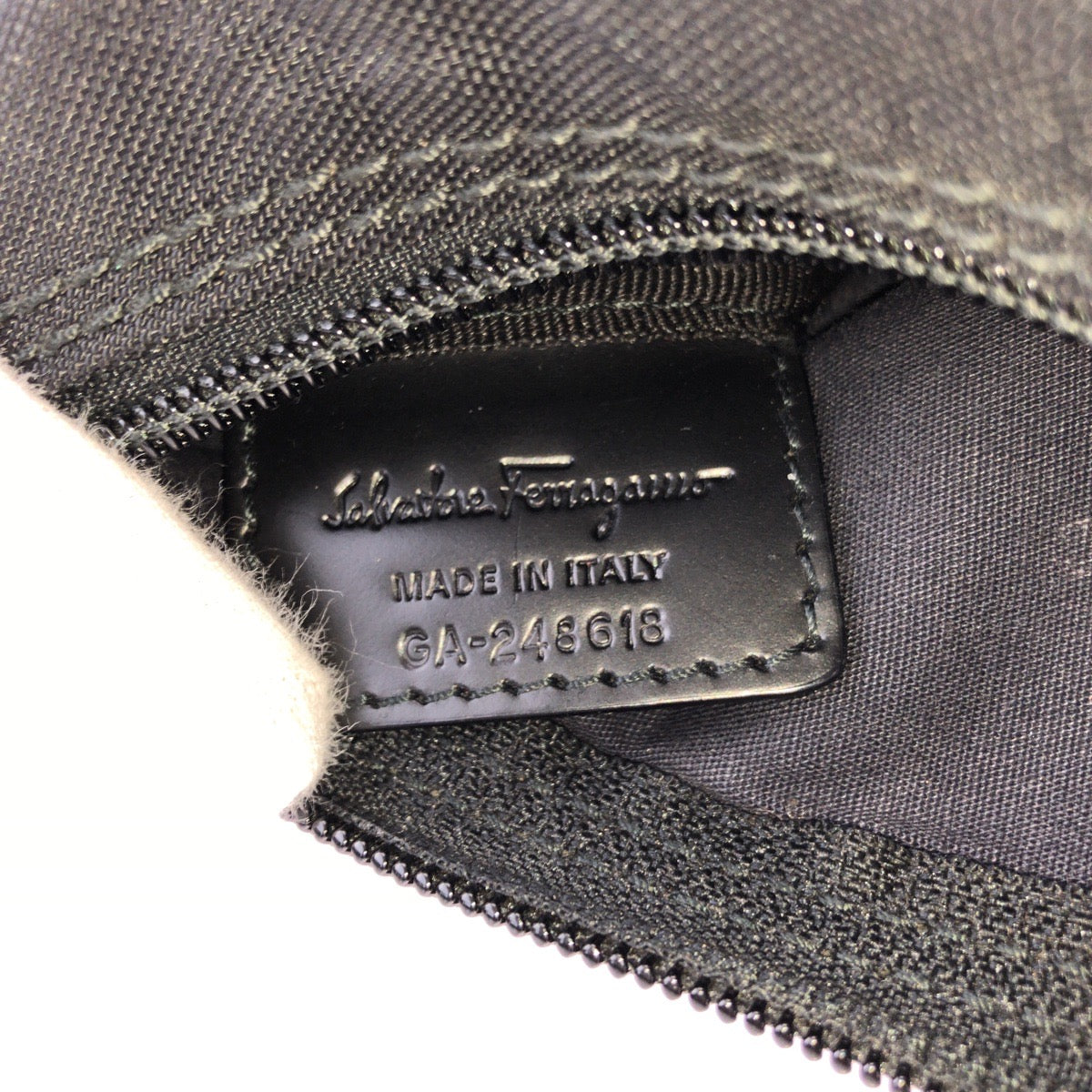 25689
Salvatore Ferragamo サルヴァトーレフェラガモ スポーツライン ブラック 黒 シルバー金具 ナイロン / レザー GA-248618 ショルダーバッグ 男女兼用 レディース A28