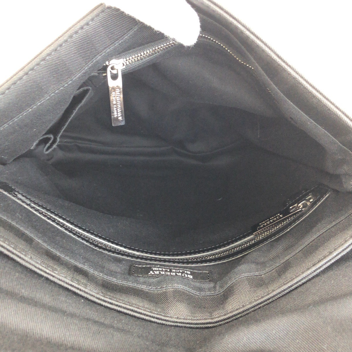 25692
BURBERRY BLACK LABEL バーバリーブラックレーベル チェック柄 ブラック 黒 シルバー金具 キャンバス / レザー ショルダーバッグ メッセンジャーバッグ メンズ A28