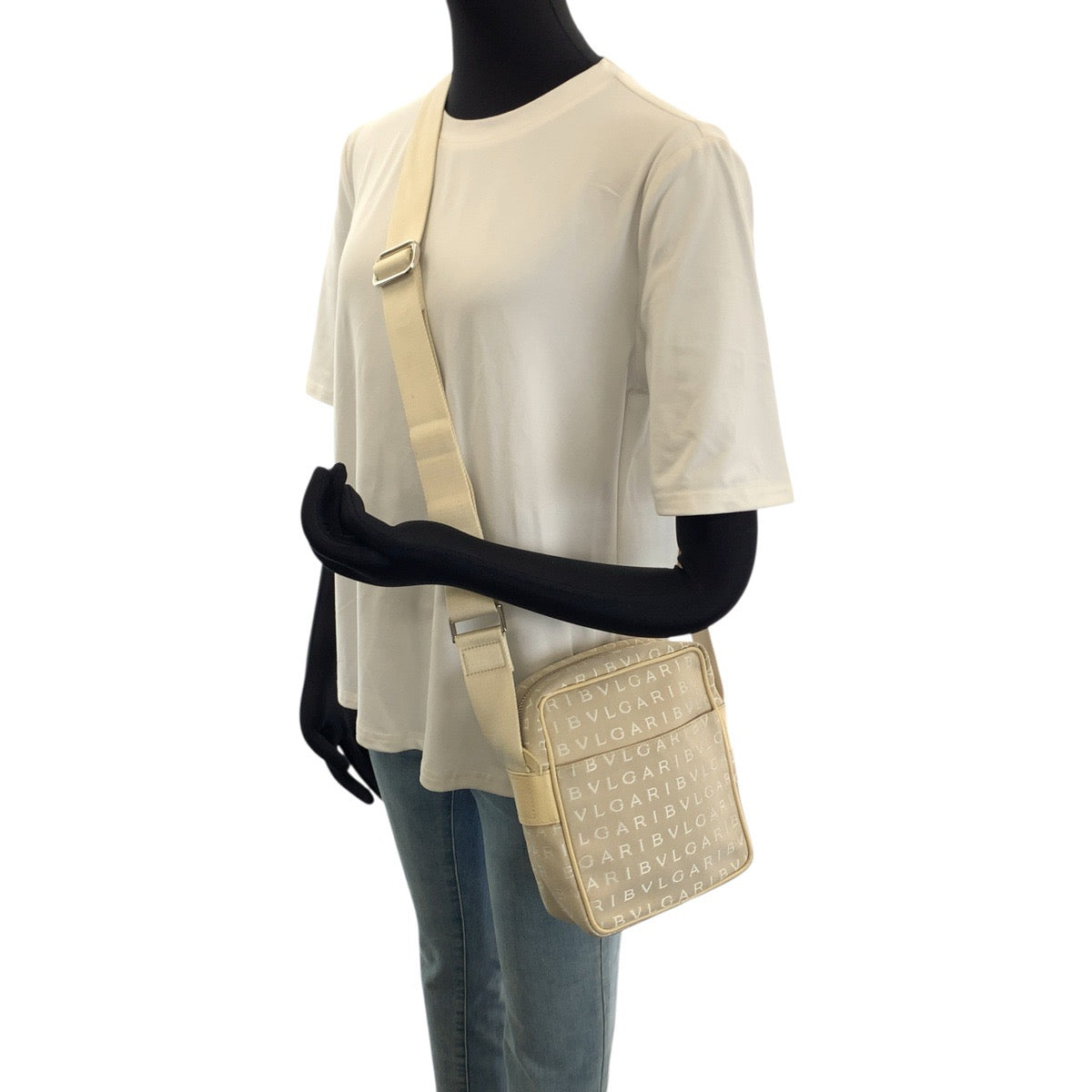 25704
BVLGARI ブルガリ ロゴマニア ベージュ シルバー金具 キャンバス / レザー ショルダーバッグ ポシェット レディース ABP21
