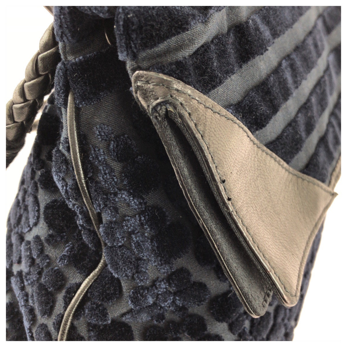 25729
BOTTEGAVENETA ボッテガヴェネタ ネイビー ブラック ベロア / レザー ショルダーバッグ レディース AB42
