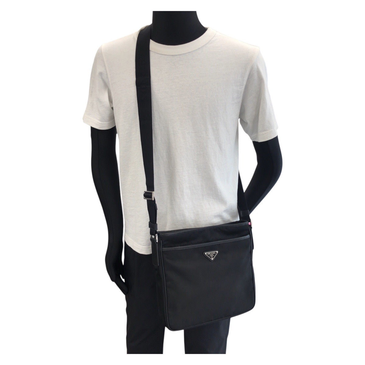 25731
PRADA プラダ テスート サフィアーノ 三角ロゴプレート ブラック 黒 シルバー金具 ナイロン / レザー ショルダーバッグ メッセンジャーバッグ メンズ A56