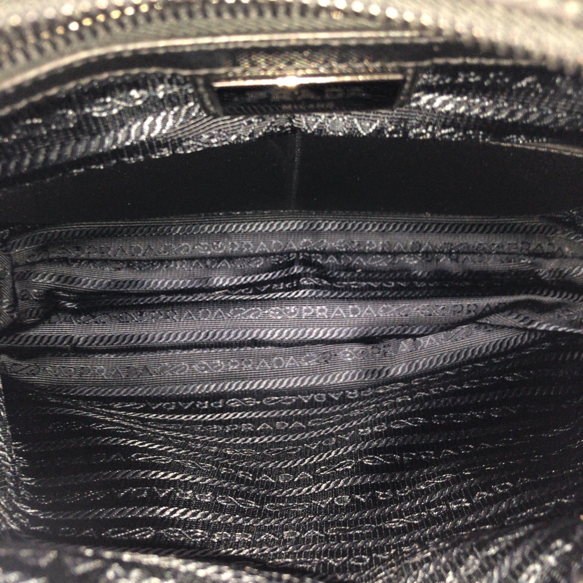25731
PRADA プラダ テスート サフィアーノ 三角ロゴプレート ブラック 黒 シルバー金具 ナイロン / レザー ショルダーバッグ メッセンジャーバッグ メンズ A56
