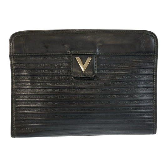 25742
MARIO VALENTINO マリオ ヴァレンティノ ロゴ型押し ブラック 黒 シルバー金具 レザー クラッチバッグ セカンドバッグ メンズ B5