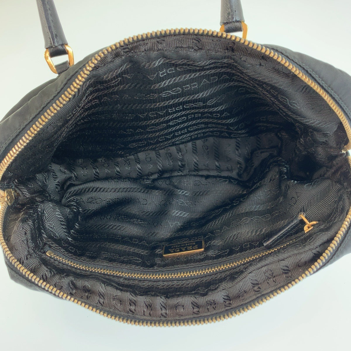 25753
PRADA プラダ テスート 三角ロゴプレート ブラック 黒 ゴールド金具 ナイロン / レザー ハンドバッグ ミニボストンバッグ レディース ABP42