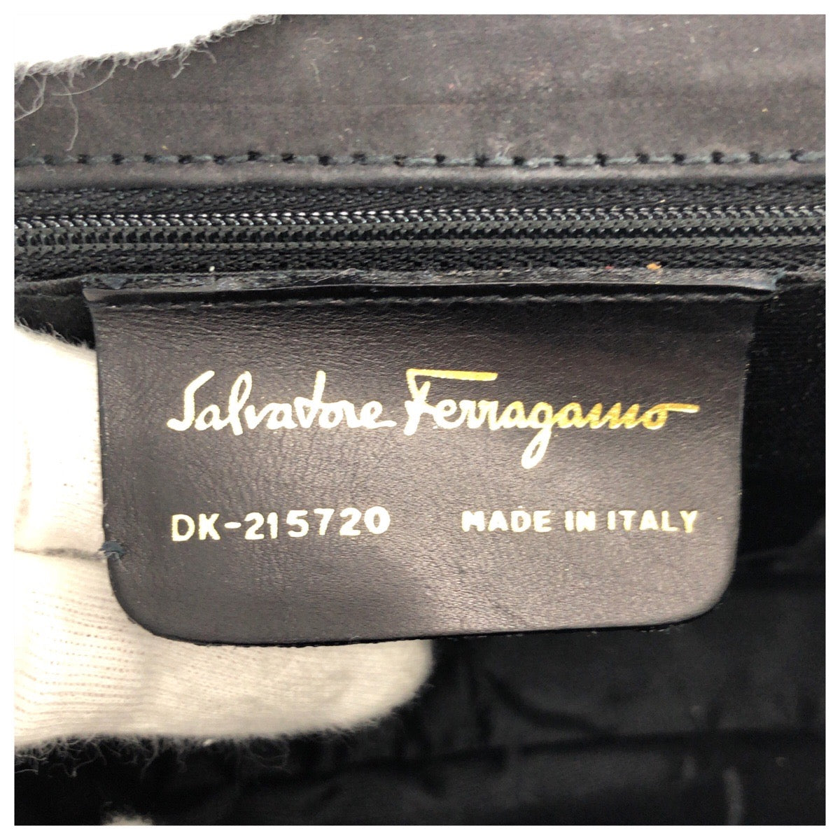 25759
Salvatore Ferragamo サルヴァトーレフェラガモ ヴィンテージ ガンチーニ ヴァラ ブラック 黒 ゴールド金具 スウェード DK-215720 ショルダーバッグ ポシェット レディース ABP42