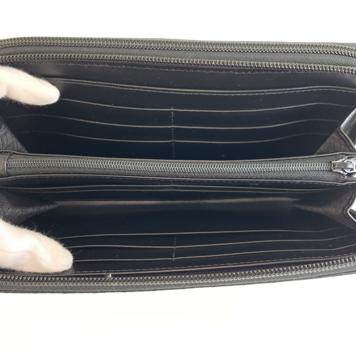 25908
Dunhill ダンヒル マイクロディーエイト ブラック 黒 シルバー金具 レザー 長財布 オーガナイザー トラベルケース メンズ ABP21