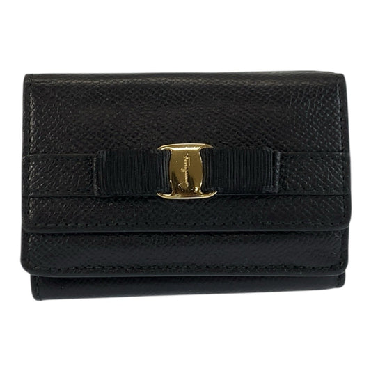 25913
Salvatore Ferragamo サルヴァトーレフェラガモ ヴァラリボン ブラック 黒 ゴールド金具 レザー 折財布 コンパクトウォレット レディース ABP16