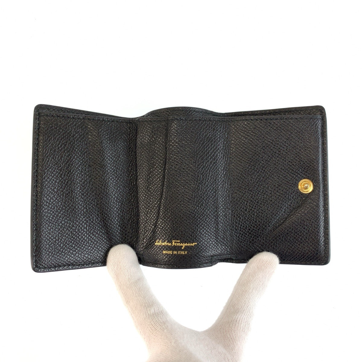25913
Salvatore Ferragamo サルヴァトーレフェラガモ ヴァラリボン ブラック 黒 ゴールド金具 レザー 折財布 コンパクトウォレット レディース ABP16