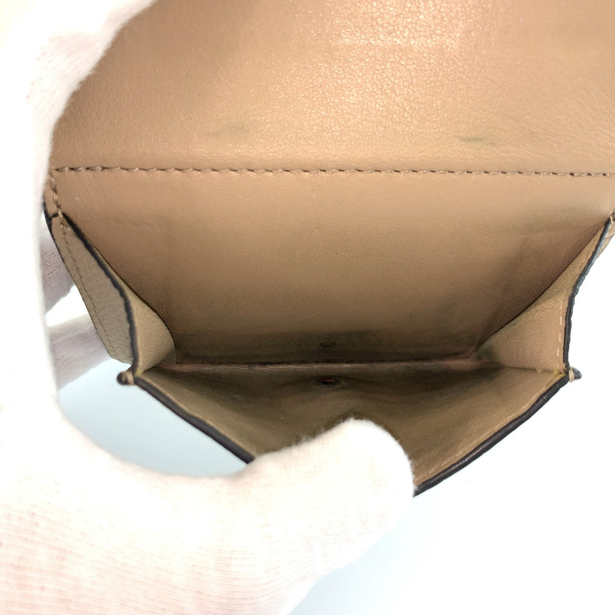 25949
LOEWE ロエベ アナグラム ベージュ シルバー金具 レザー 折財布 トライフォールドウォレット レディース ABP21