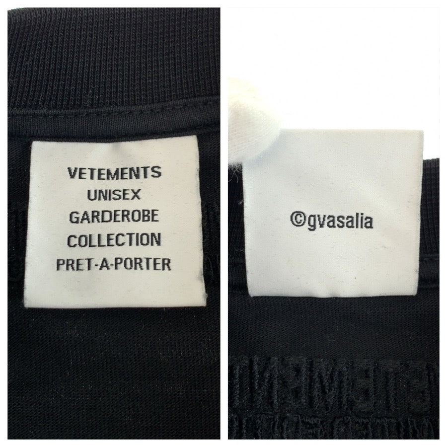 25954
VETEMENTS ヴェトモン GOTHIC LOGO LONG SLEEVE サイズS ブラック 黒 コットン 長袖Ｔシャツ ロングスリーブTシャツ メンズ ABP500