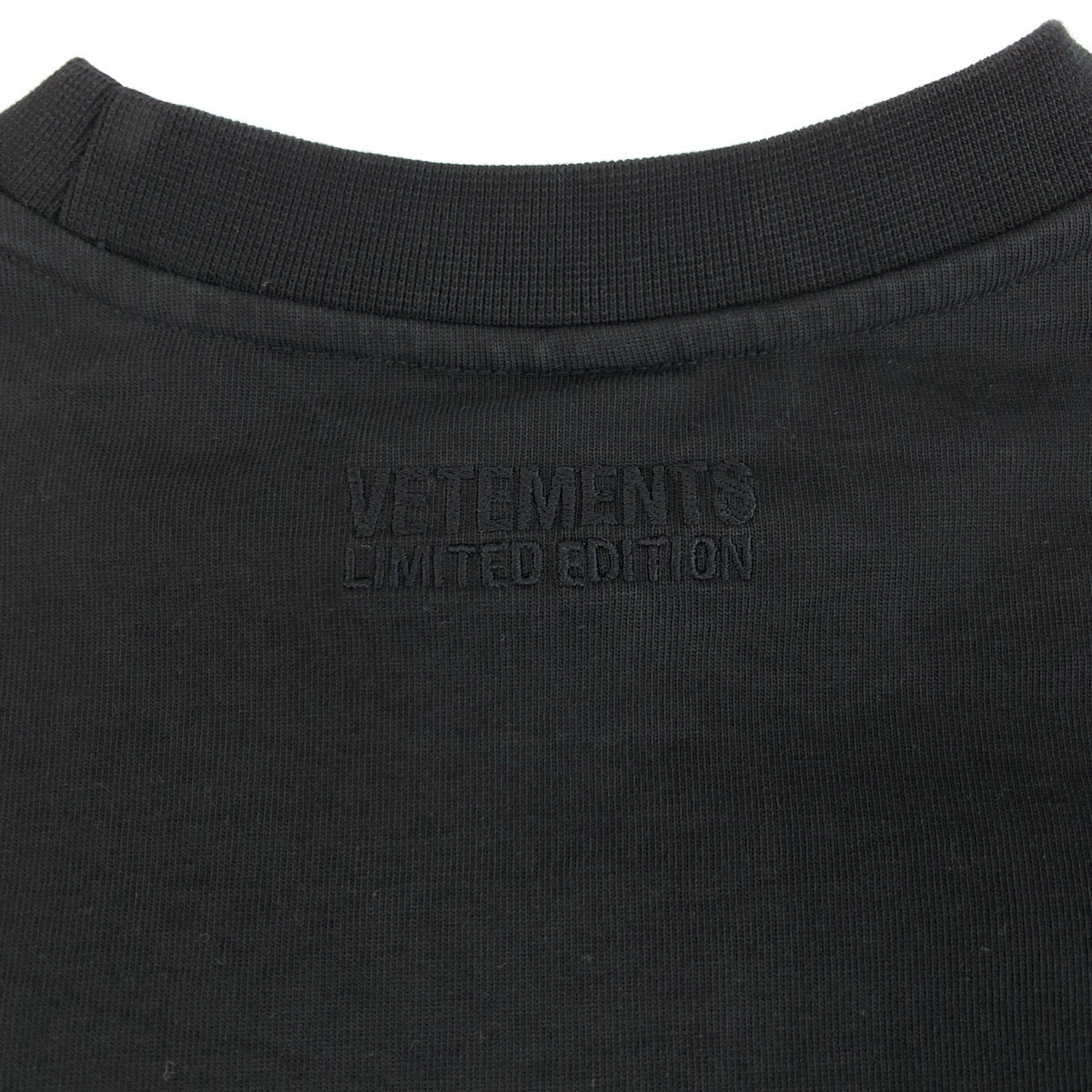 25954
VETEMENTS ヴェトモン GOTHIC LOGO LONG SLEEVE サイズS ブラック 黒 コットン 長袖Ｔシャツ ロングスリーブTシャツ メンズ ABP500