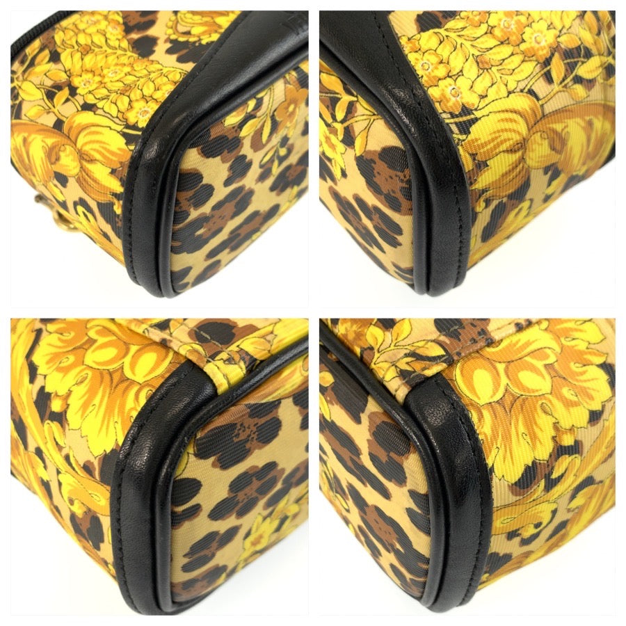 25974
VERSACE ヴェルサーチ サンバースト レオパード柄 イエロー ブラック ゴールド金具 PVC ポーチ バニティバッグ レディース AB21