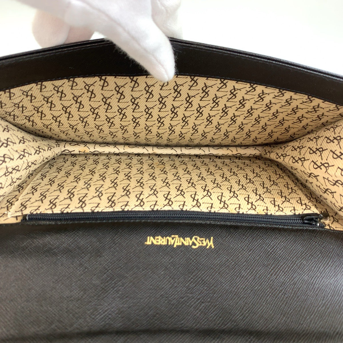 25991
YVES SAINT LAURENT イヴ サンローラン ヴィンテージ YSL ブラック 黒 レザー クラッチバッグ セカンドバッグ レディース A30