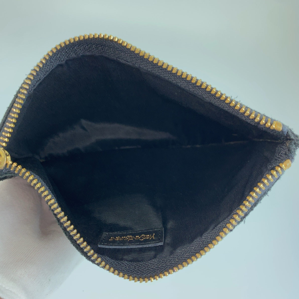 25994
YVES SAINT LAURENT イヴ サンローラン YSL ブラック 黒 ゴールド金具 スウェード ポーチ メイクポーチ 小物入れ レディース AB6