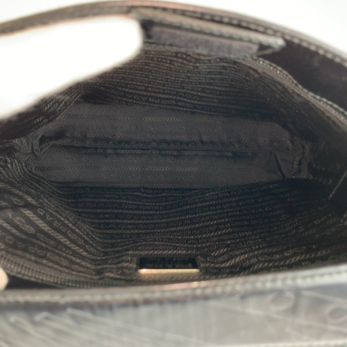 26002
PRADA プラダ 型押し 三角ロゴプレート ブラック 黒 パテントレザー ショルダーバッグ レディース ABP36