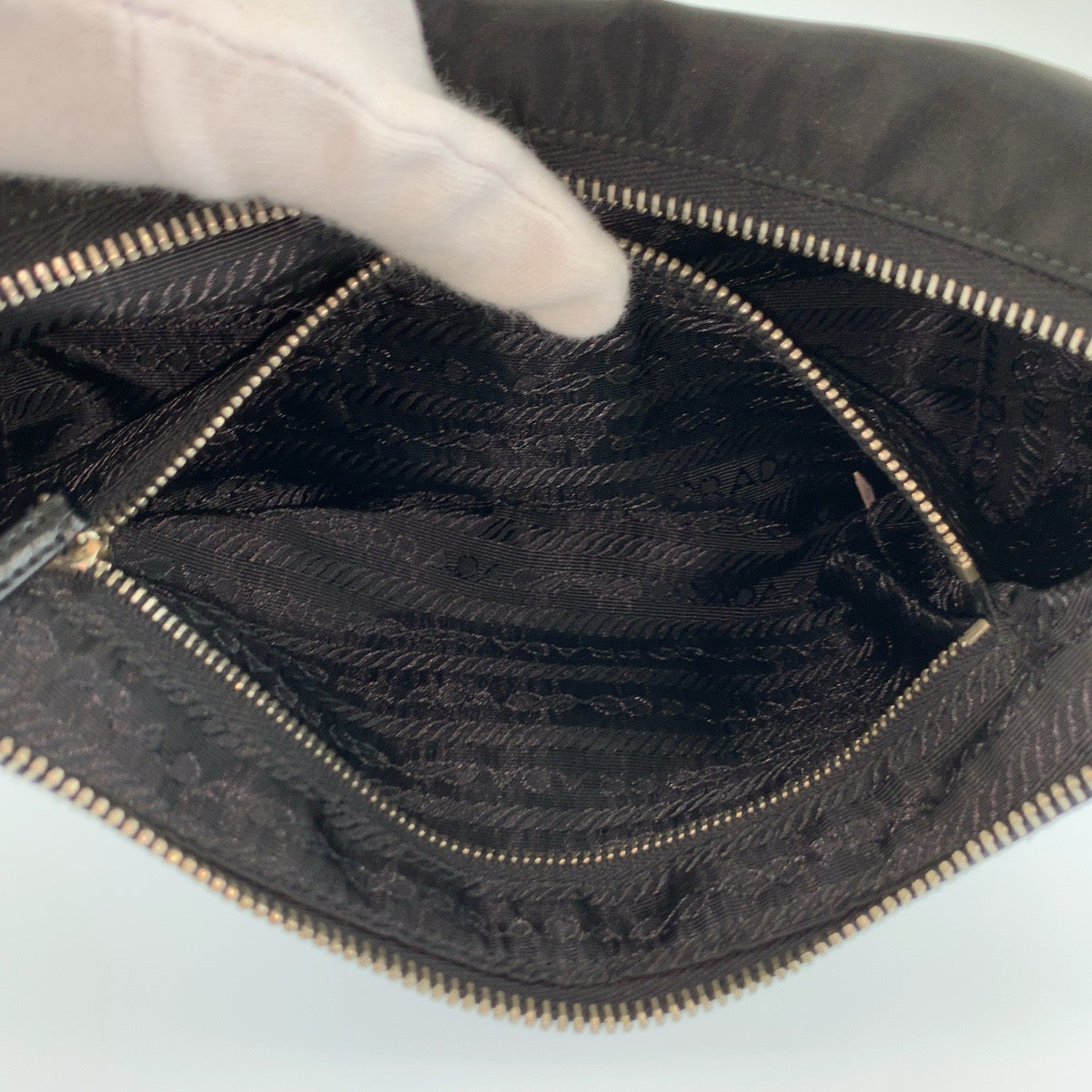 26039
PRADA プラダ テスート 三角ロゴプレート ブラック 黒 シルバー金具 ナイロン ハンドバッグ アクセサリーポーチ レディース ABP35