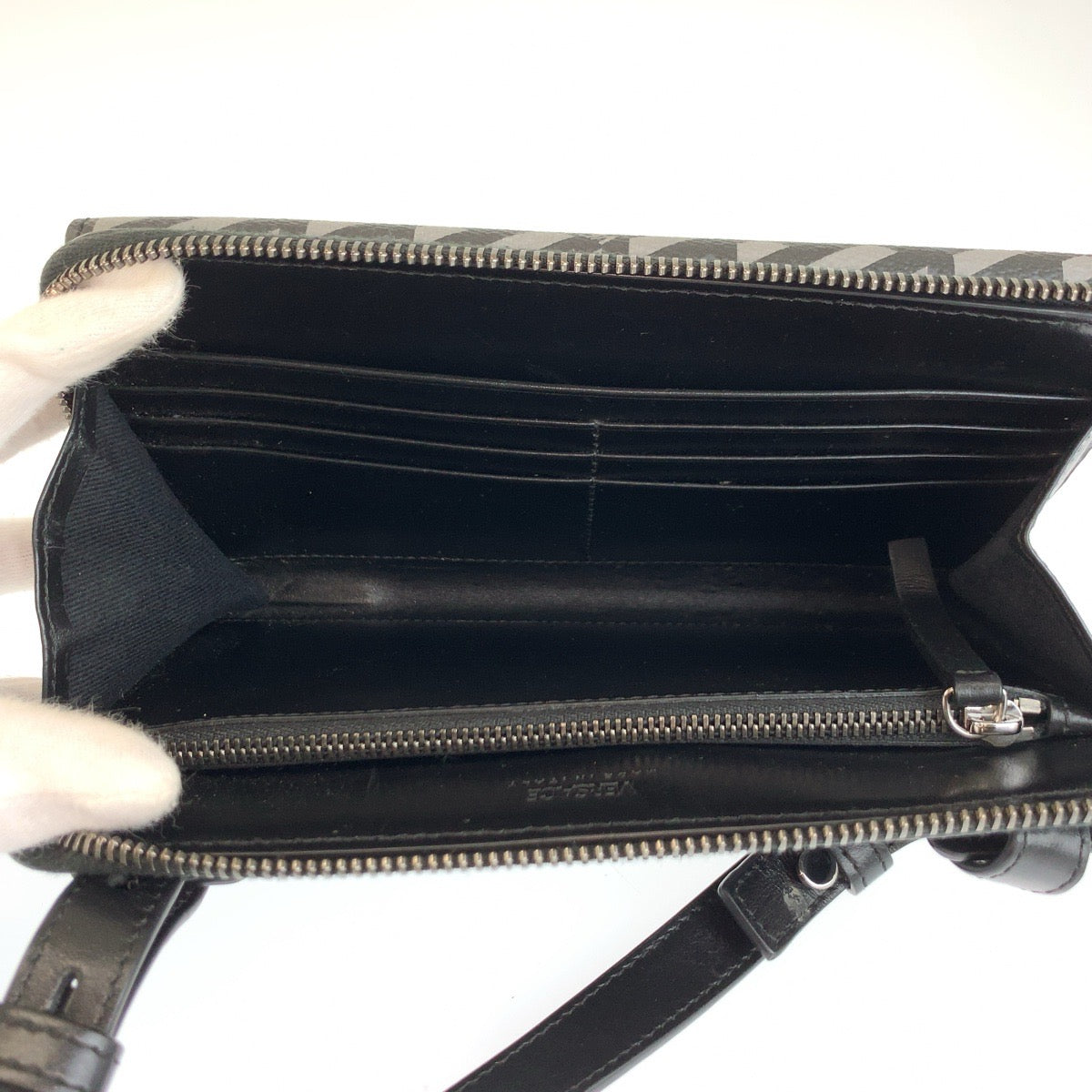 26055
VERSACE ヴェルサーチ ラグレカ ブラック 黒 シルバー金具 PVC ショルダーバッグ ウェアラブルウォレット レディース ABP21