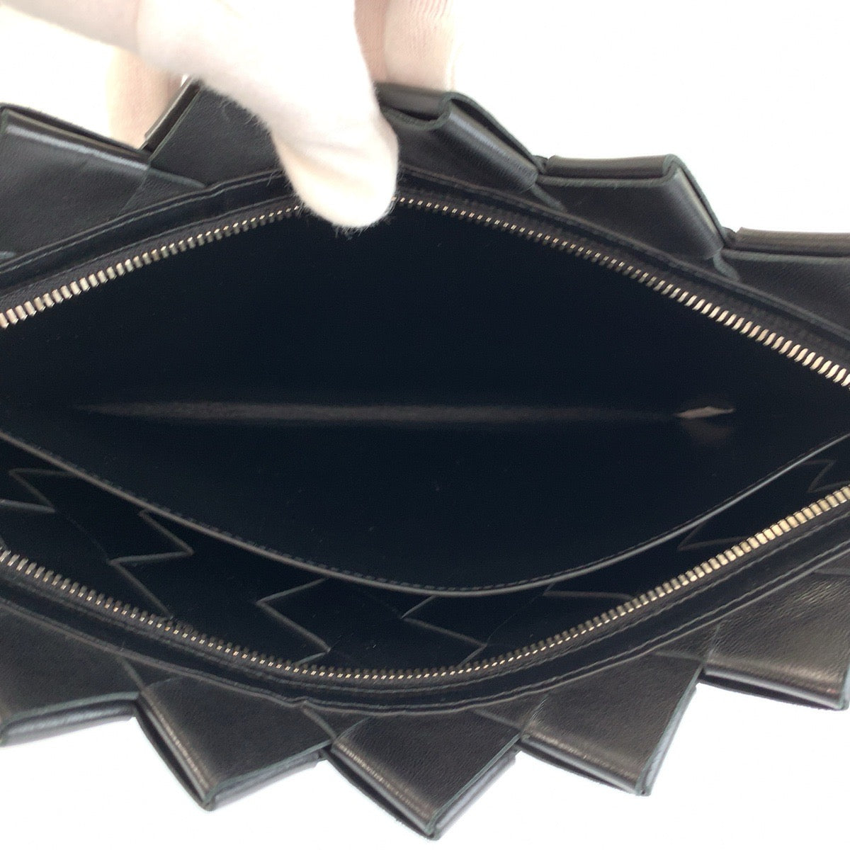 26065
BOTTEGAVENETA ボッテガヴェネタ イントレチャート ブラック 黒 シルバー金具 レザー S02159603K クラッチバッグ セカンドバッグ メンズ A72
