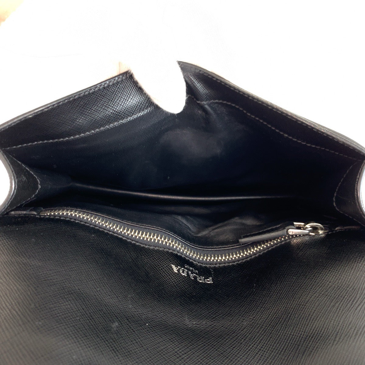 26070
PRADA プラダ サフィアーノ ブラック 黒 シルバー金具 レザー クラッチバッグ セカンドバッグ メンズ AB21