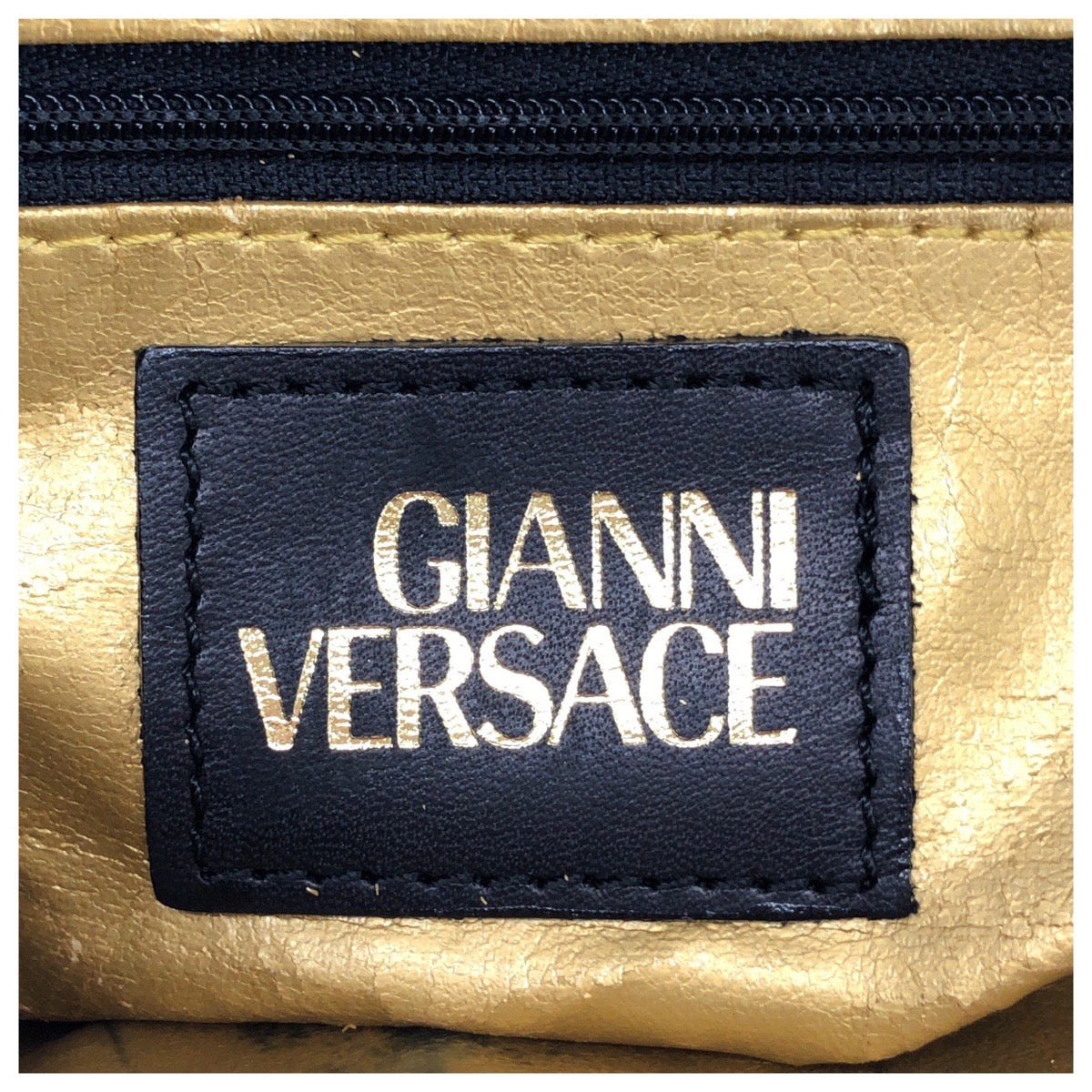 26092
VERSACE ヴェルサーチ ヴィンテージ バロック柄 イエロー ブラック ゴールド金具 PVC / レザー リュックサック バックパック レディース A56