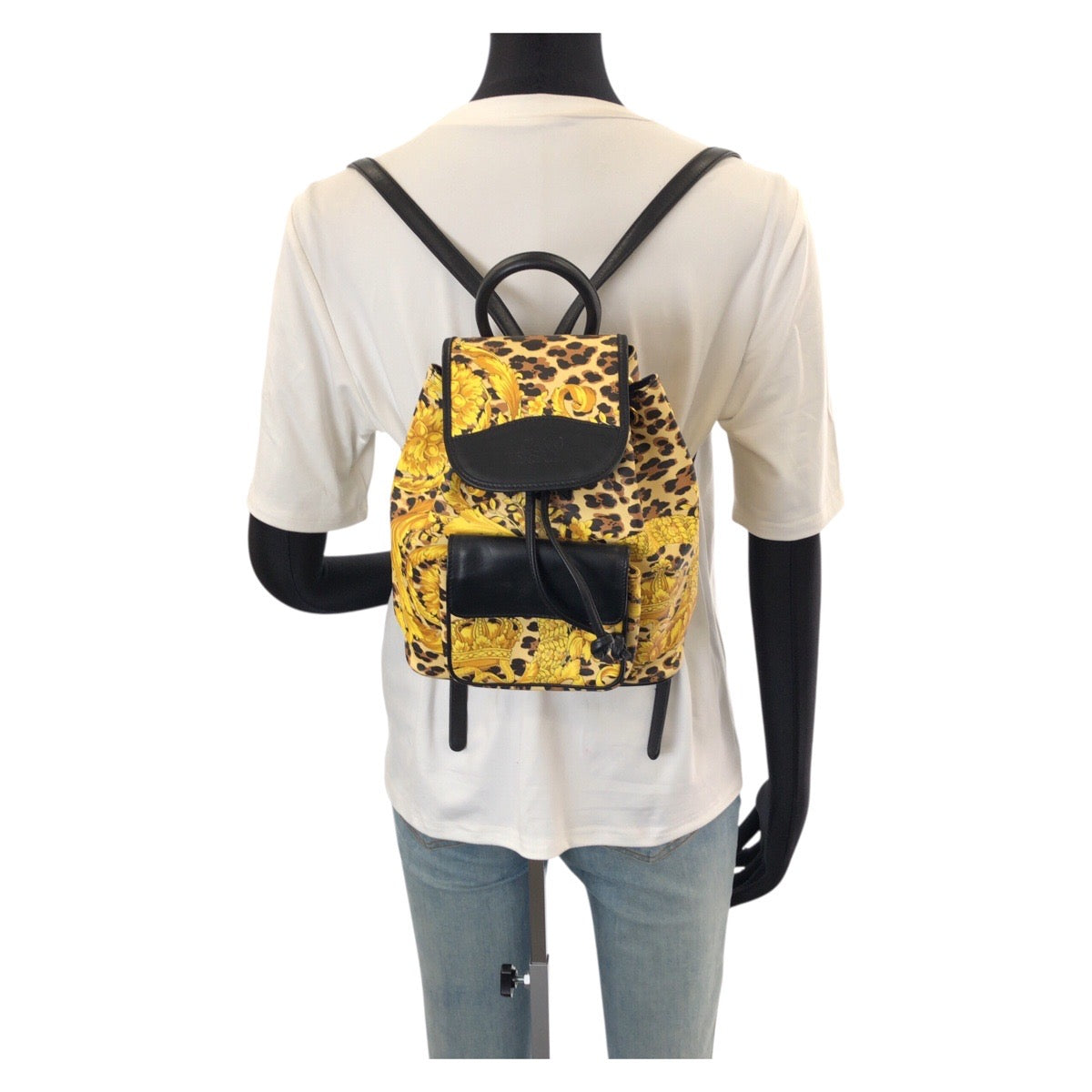 26092
VERSACE ヴェルサーチ ヴィンテージ バロック柄 イエロー ブラック ゴールド金具 PVC / レザー リュックサック バックパック レディース A56