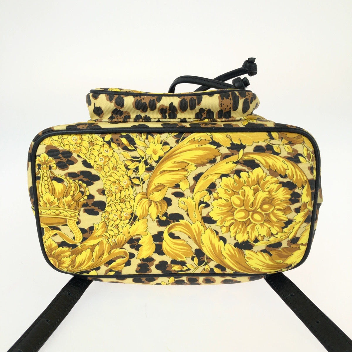 26092
VERSACE ヴェルサーチ ヴィンテージ バロック柄 イエロー ブラック ゴールド金具 PVC / レザー リュックサック バックパック レディース A56