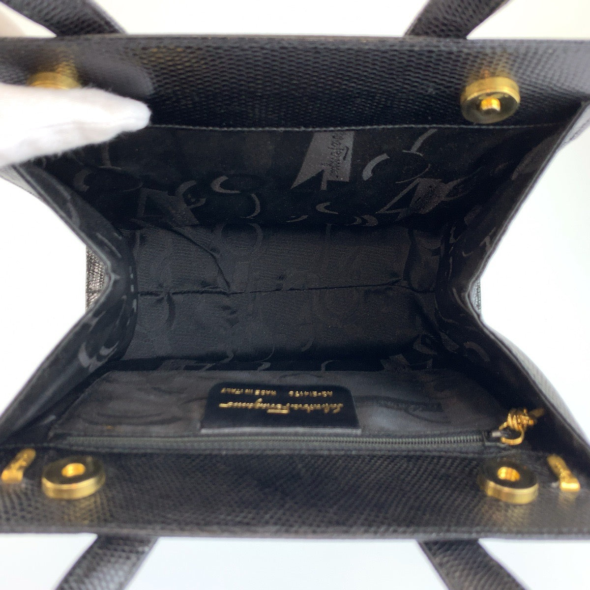 26154
Salvatore Ferragamo サルヴァトーレフェラガモ ヴァラリボン ブラック 黒 ゴールド金具 レザー AQ-214178 ハンドバッグ ショルダーバッグ 2way レディース ABP35