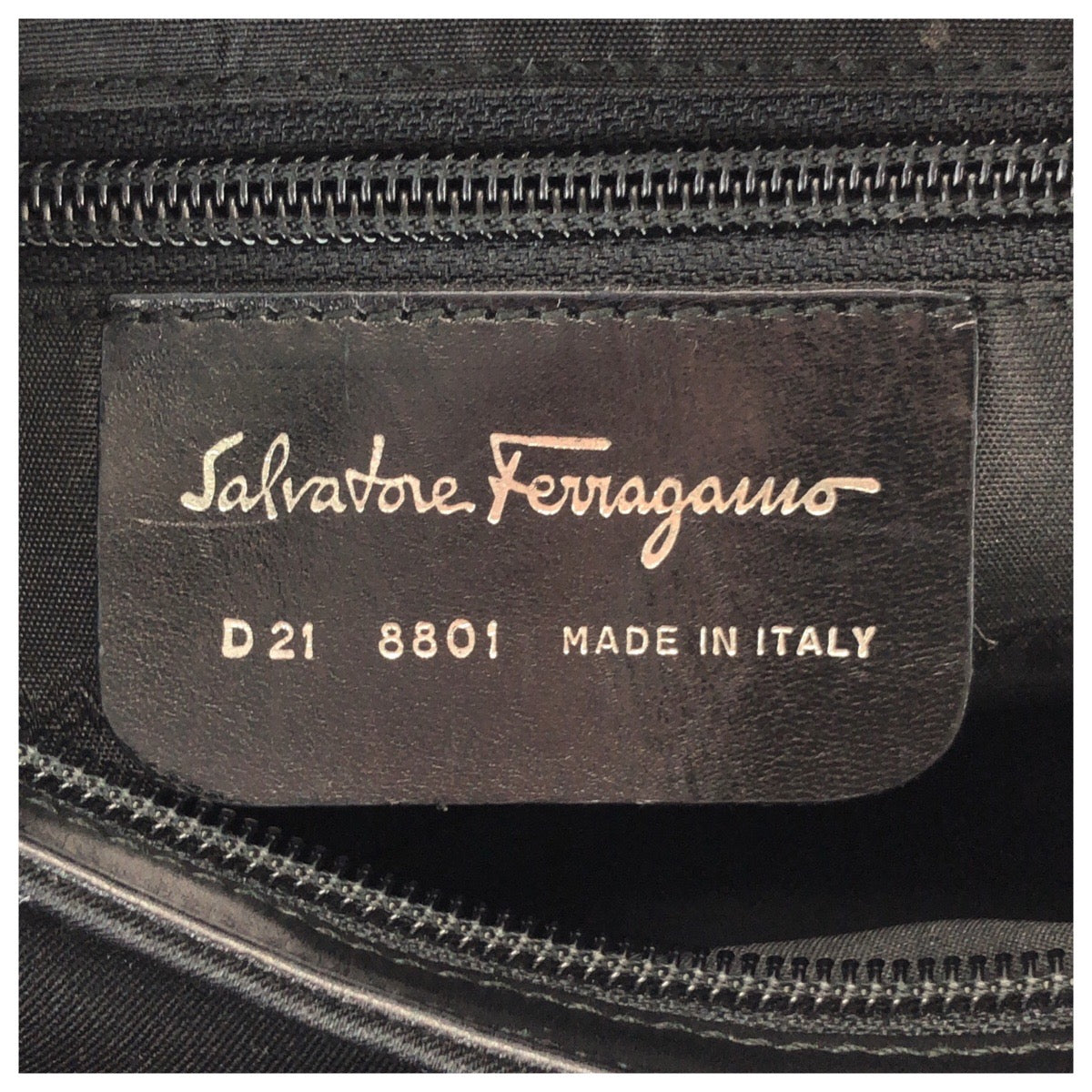 26179
Salvatore Ferragamo サルヴァトーレフェラガモ ヴァラ ブラック 黒 シルバー金具 キャンバス D21 8801 ショルダーバッグ ワンショルダーバッグ レディース A21