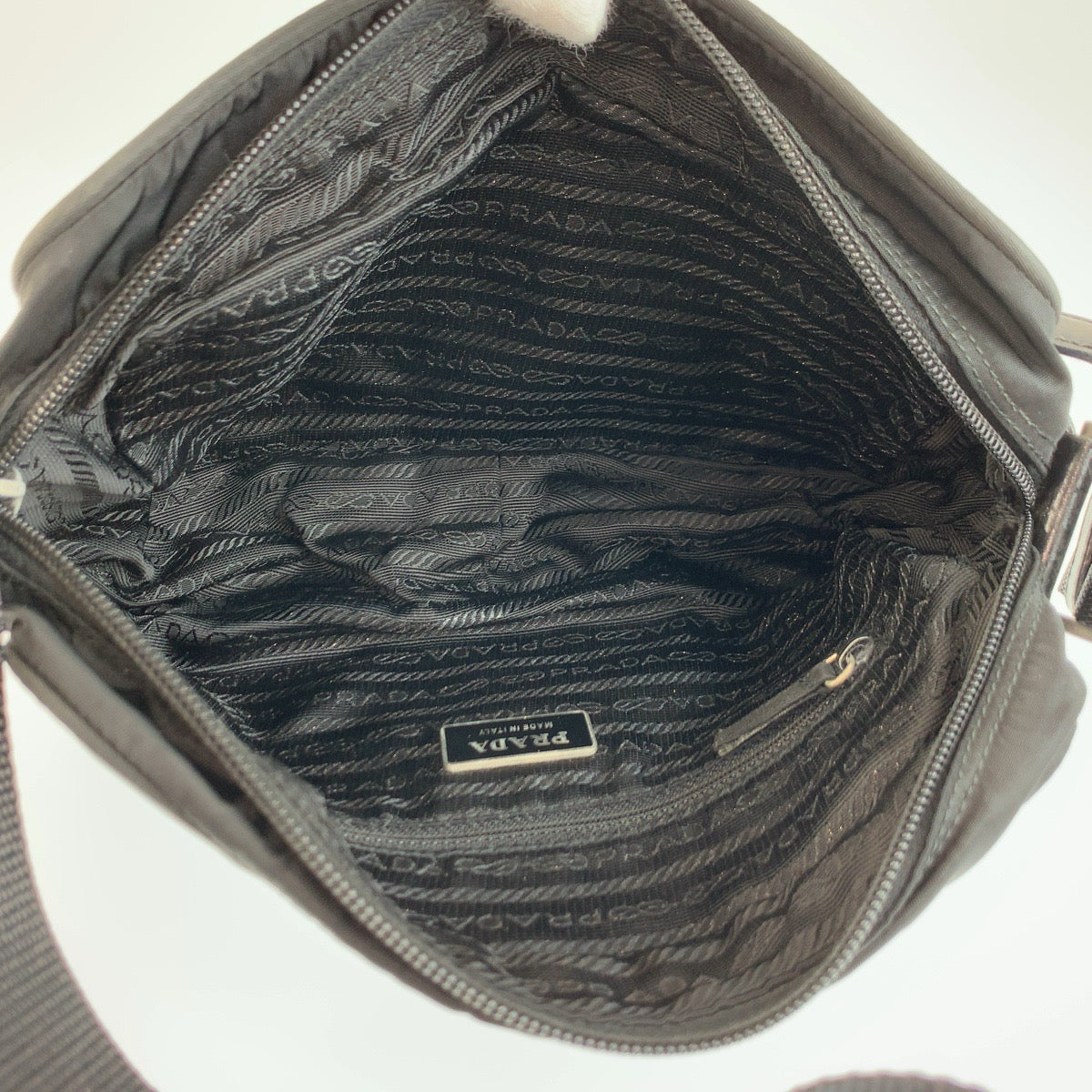 26222
PRADA プラダ テスート 三角ロゴプレート ブラック 黒 シルバー金具 ナイロン ショルダーバッグ カメラバッグ ポシェット メンズ ABP37