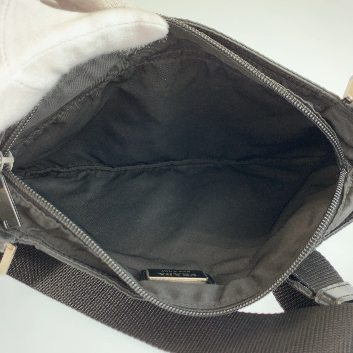 26234
PRADA プラダ テスート 三角ロゴプレート ブラック 黒 シルバー金具 ナイロン ショルダーバッグ ポシェット レディース AB23