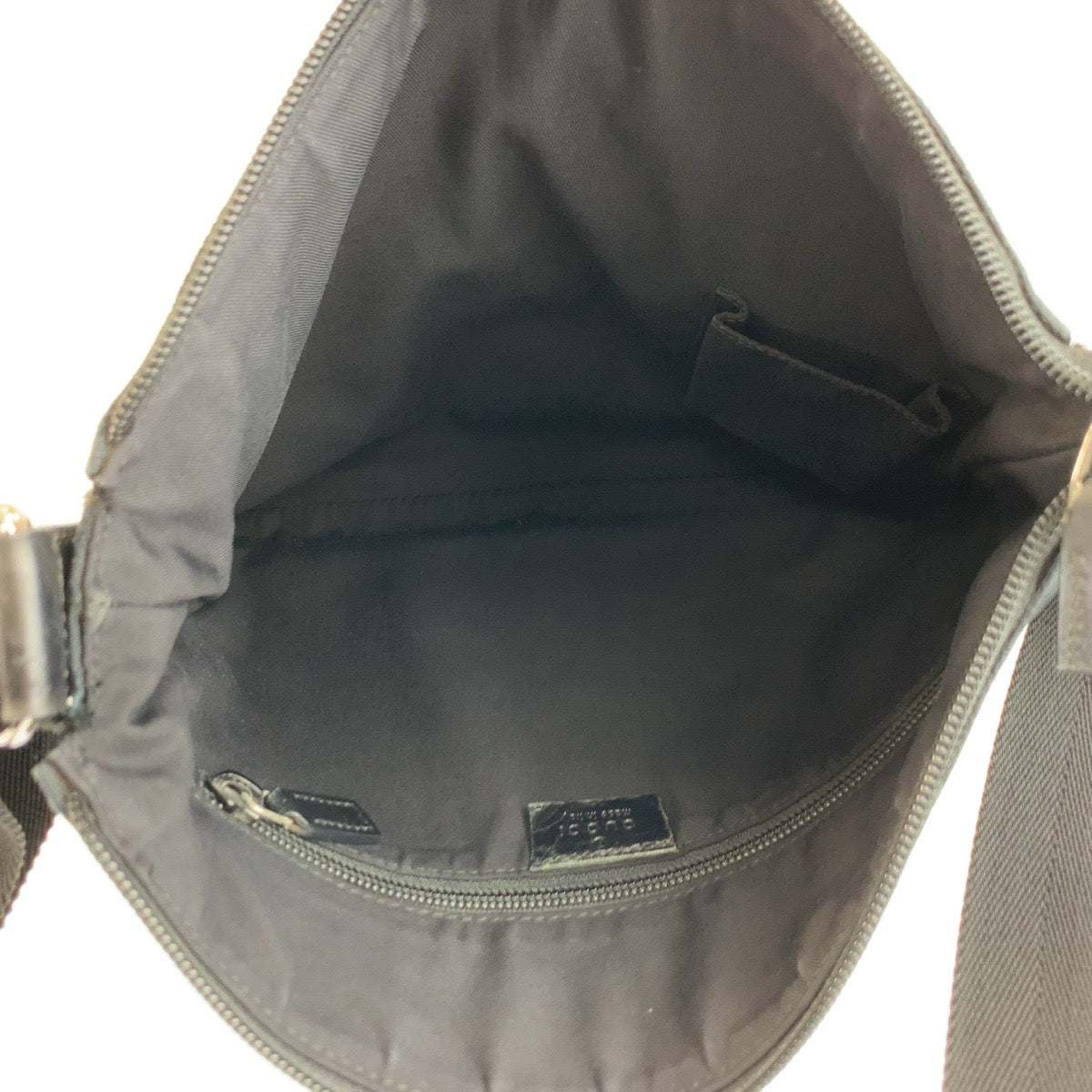 26243
GUCCI グッチ ブラック 黒 シルバー金具 GGキャンバス 145852 ショルダーバッグ ポシェット レディース ABP37