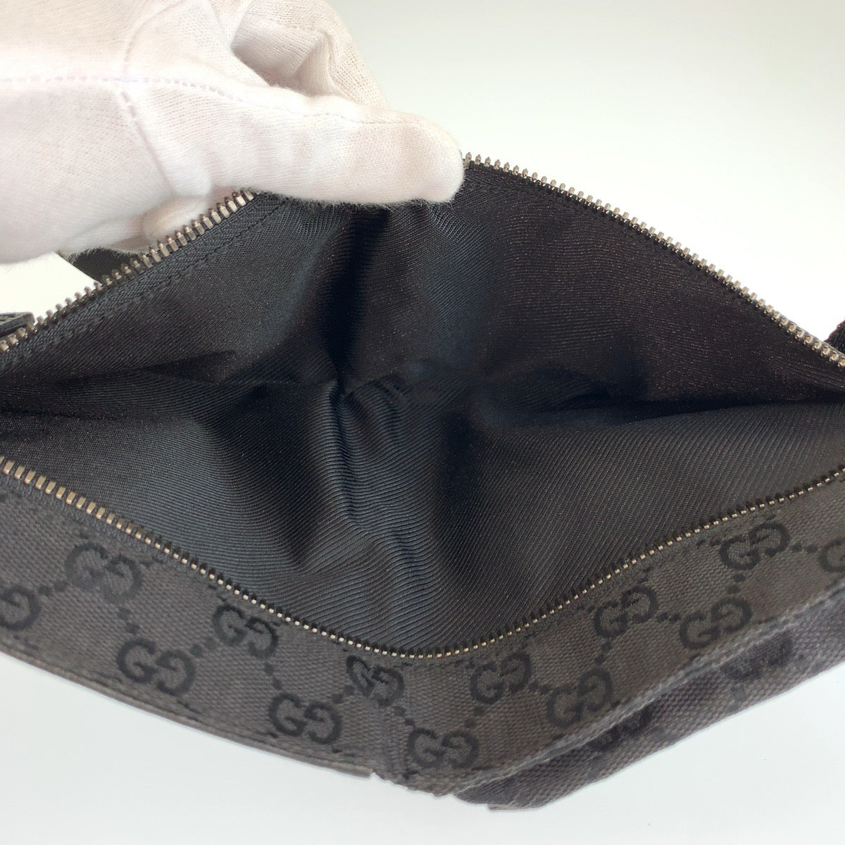 26245
GUCCI グッチ ブラック 黒 GGキャンバス / レザー 28566 ボディバッグ ウエストポーチ メンズ A42