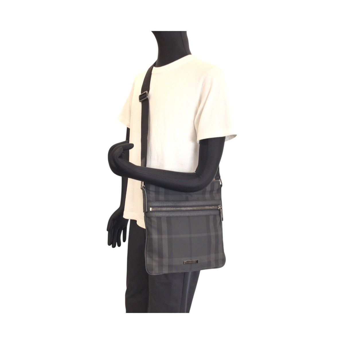 26256
BURBERRY バーバリー チェック柄 ブラック グレー シルバー金具 ナイロン / レザー ショルダーバッグ メッセンジャーバッグ メンズ ABP35